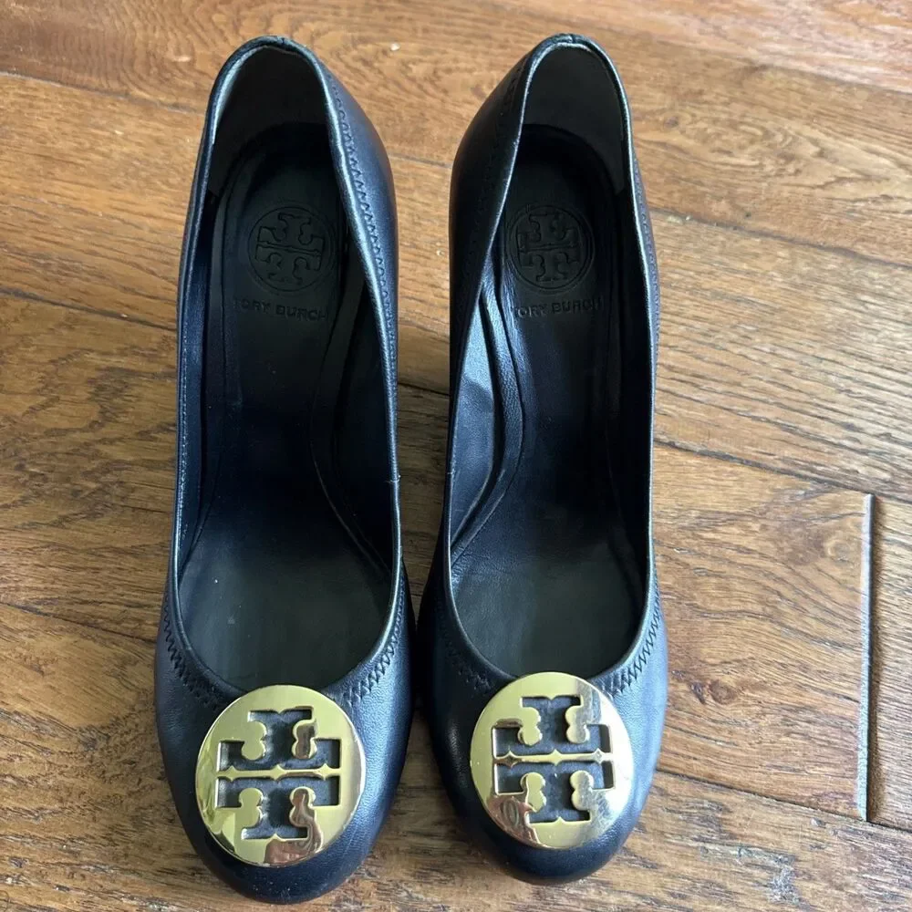 Tory Burch Sophie Wedges Black Leather Gold Tone Logo Emblem Heels 8 M